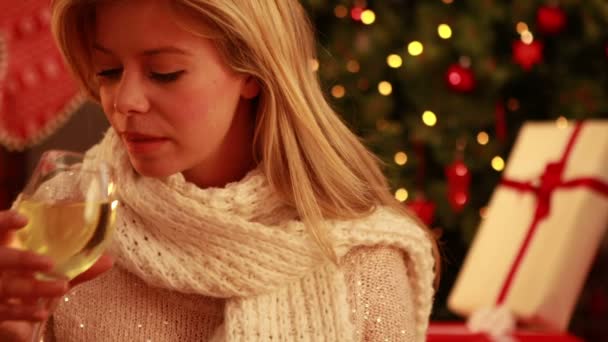 Hübsche Blondine schlürft zu Weihnachten Wein — Stockvideo