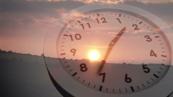 Reloj corriendo sobre la puesta del sol — Vídeo de stock