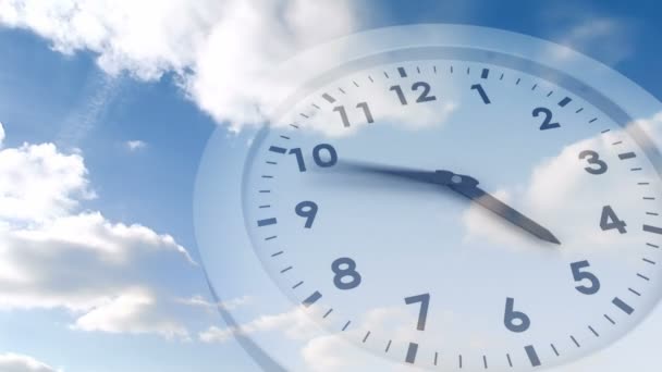 Ticking reloj sobre el cielo azul — Vídeo de stock