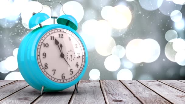 Reloj despertador cuenta atrás hasta la medianoche para el año nuevo — Vídeos de Stock