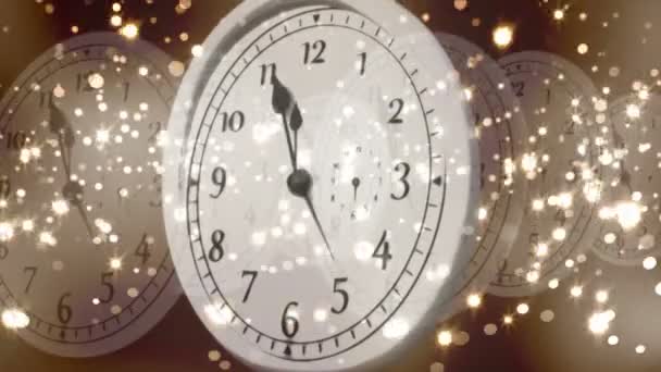Reloj cuenta atrás hasta la medianoche con fuegos artificiales — Vídeo de stock