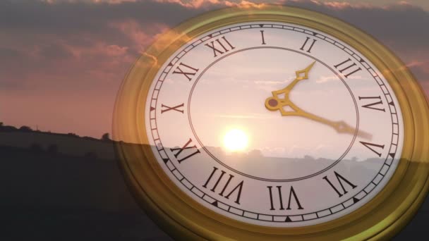 Reloj corriendo contra la puesta de sol — Vídeo de stock