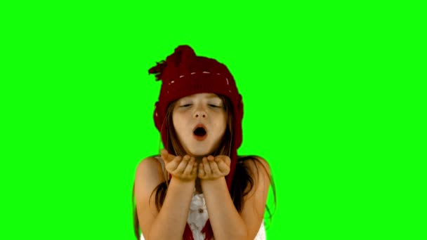 Маленькая девочка дует — стоковое видео