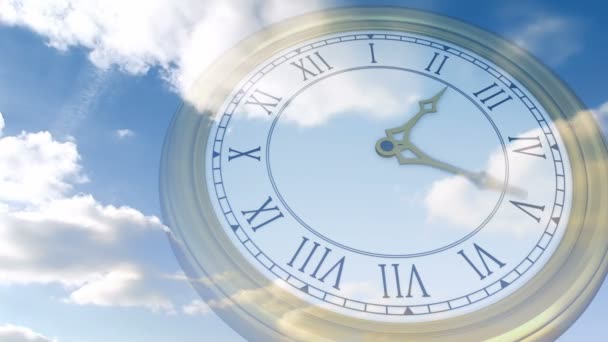 Horloge cochant contre le ciel bleu — Video