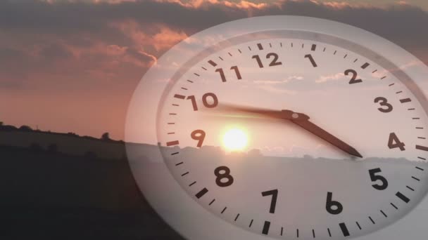 Tickende Uhr über dem Sonnenuntergang — Stockvideo