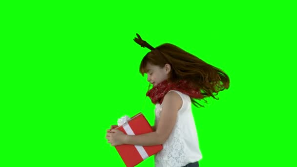 Маленькая девочка крутится с подарком — стоковое видео