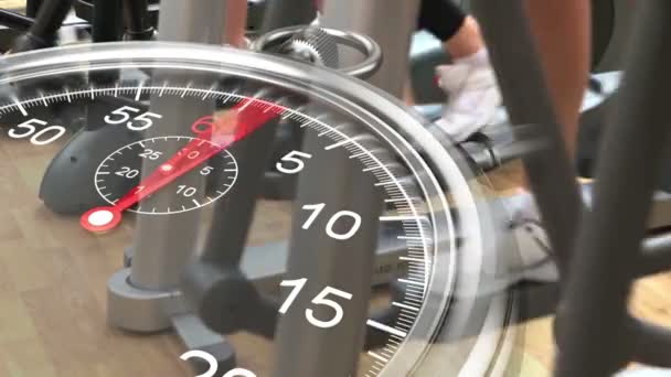 Stoppuhr-Grafik über Crosstrainer im Fitnessstudio — Stockvideo