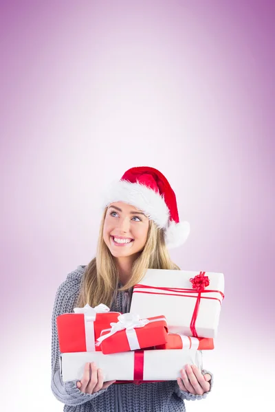 Festliche Blondine hält Berge von Geschenken in der Hand — Stockfoto