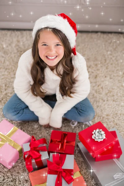 Świąteczny dziewczynka uśmiechając się aparatu fotograficznego z prezentów — Zdjęcie stockowe