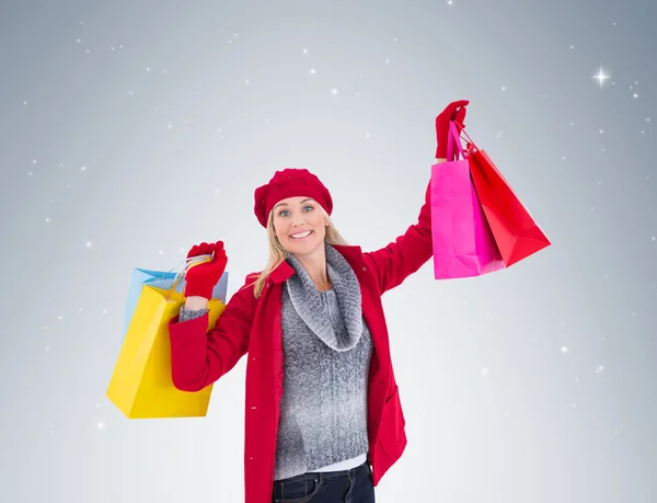 Loira segurando sacos de compras — Fotografia de Stock