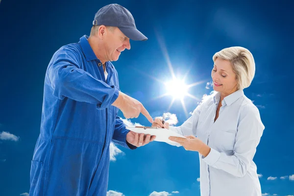 Plezier ouder koppel bedrijf verplaatsen van dozen — Stockfoto