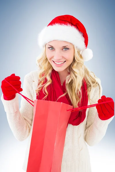 Glada festliga blondin med shopping väska — Stockfoto