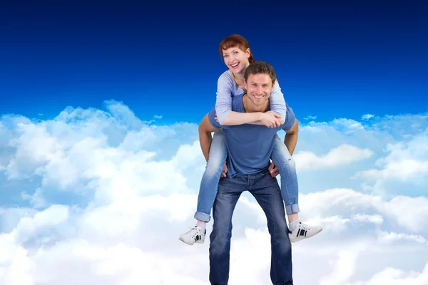 Man die geeft meisje een piggy back — Stockfoto