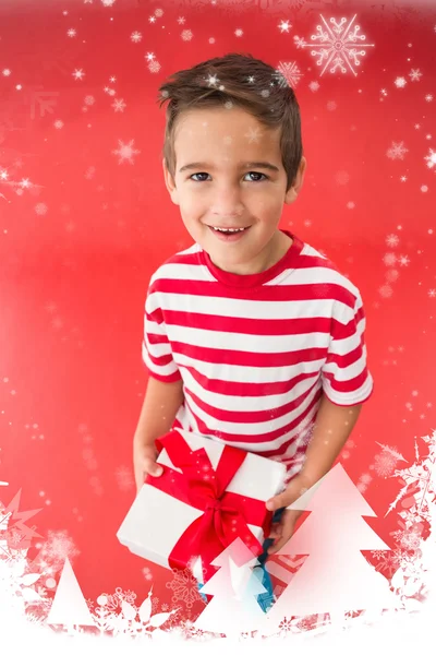 Petit garçon festif tenant cadeau — Photo