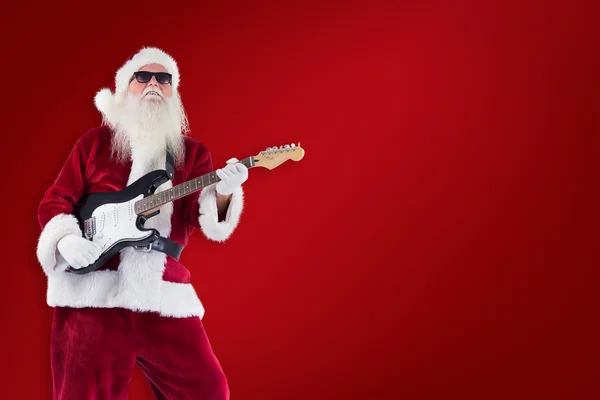 Santa Claus toca la guitarra con gafas de sol — Foto de Stock