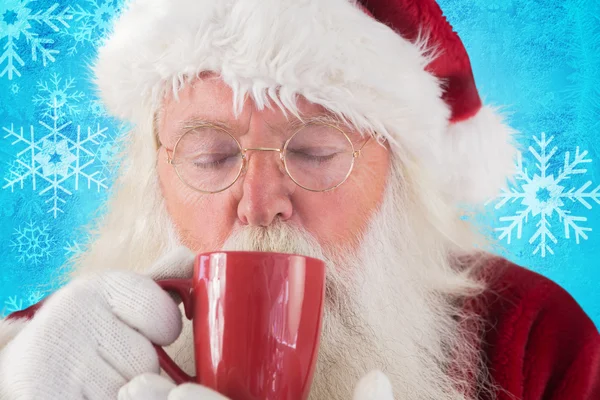 Santa boissons de la coupe rouge — Photo