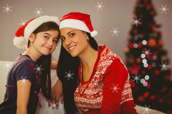 Madre e hija festivas sonriendo —  Fotos de Stock