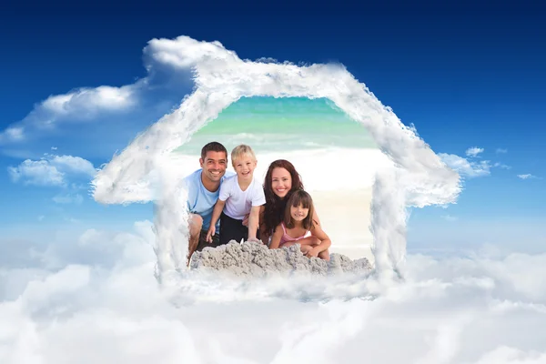 Композитне зображення сяючої сім'ї на пляжі — стокове фото