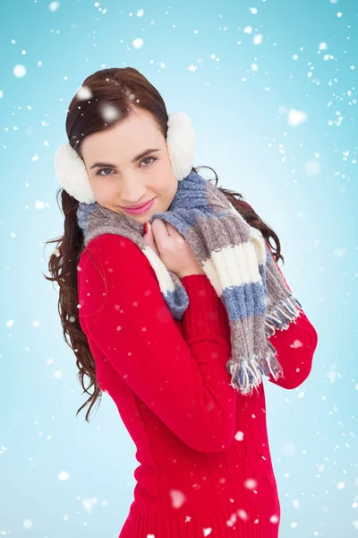 Morena en invierno llevar sonriendo — Foto de Stock