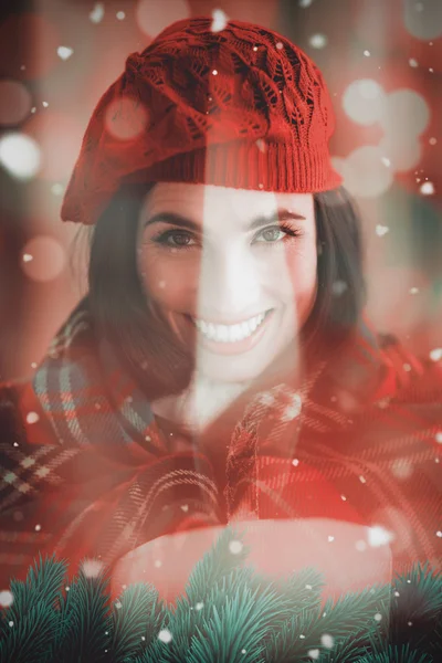 Morena sonriente con tapa y sombrero rojo —  Fotos de Stock