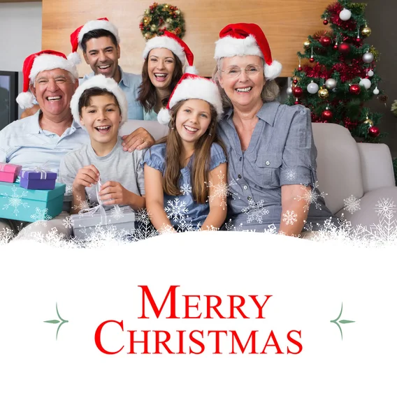 Familie in Weihnachtsmützen mit Geschenkschachteln — Stockfoto