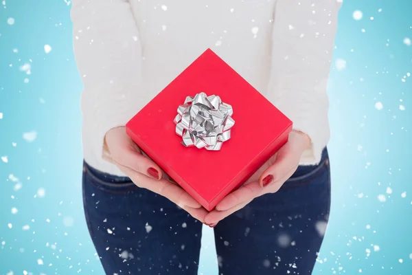 Frau mit Nagellack hält Geschenk — Stockfoto