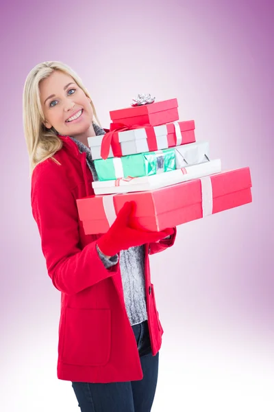 Feestelijke blonde houden vele geschenken — Stockfoto
