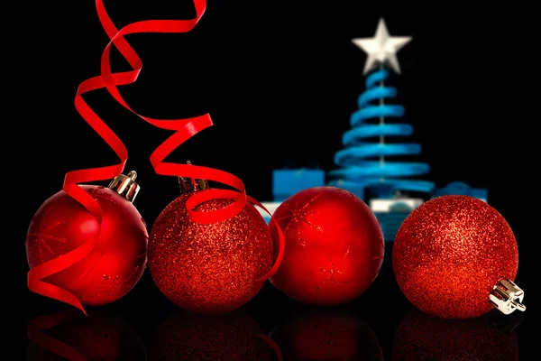 四个红色圣诞球装饰 — 图库照片