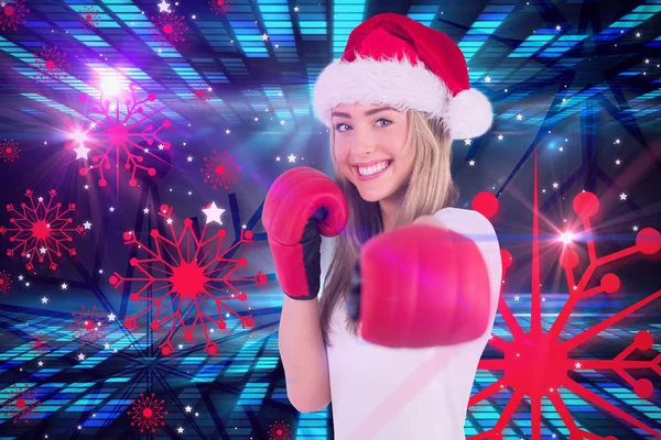 Loira festiva perfurando com luvas de boxe — Fotografia de Stock