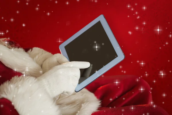 Weihnachtsmann mit Tablet auf dem Sessel — Stockfoto