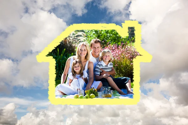 Linda familia disfrutando de un picnic —  Fotos de Stock