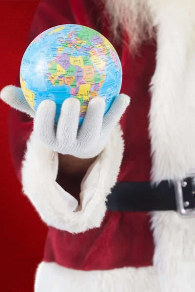 Der Weihnachtsmann hat einen Globus in der Hand — Stockfoto