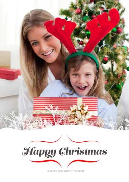 Matka a dcera otevírání vánoční dárky — Stock fotografie