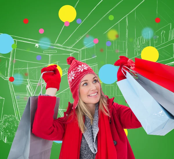 Loira segurando sacos de compras — Fotografia de Stock