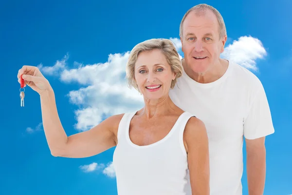 Pareja madura sonriendo a la cámara —  Fotos de Stock