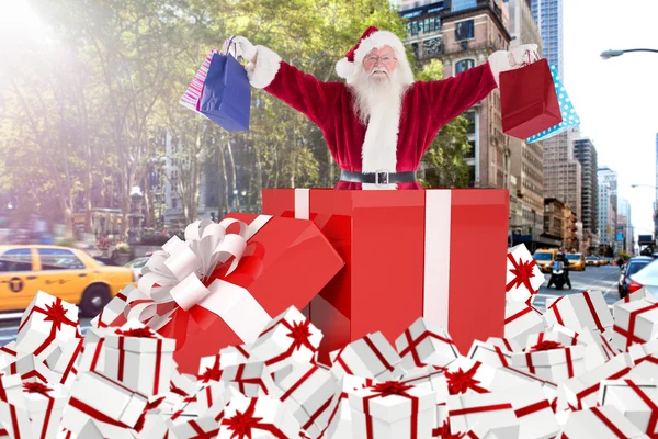 Santa postavení ve velkých dárek — Stock fotografie
