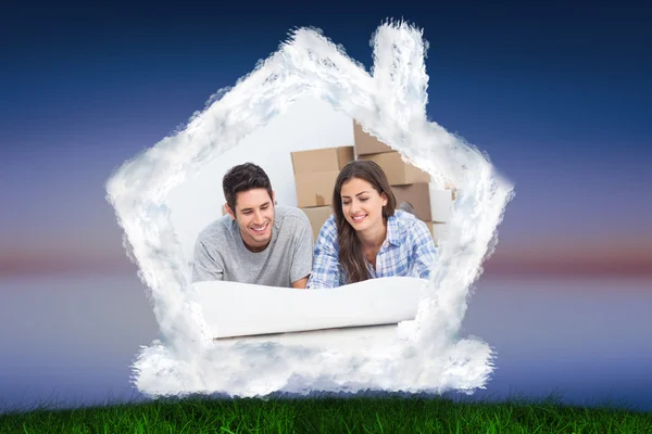 Couple lying on the floor and looking at house — Stock Photo, Image