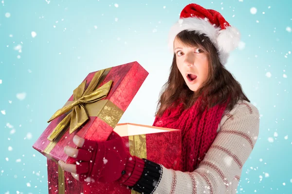 Frau öffnet leuchtendes Weihnachtsgeschenk — Stockfoto