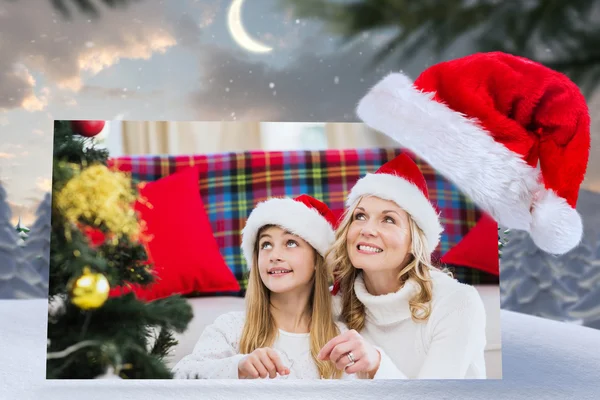 Feestelijke moeder en dochter — Stockfoto