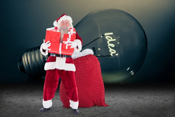 Hediyeler Santa holding yığını — Stok fotoğraf