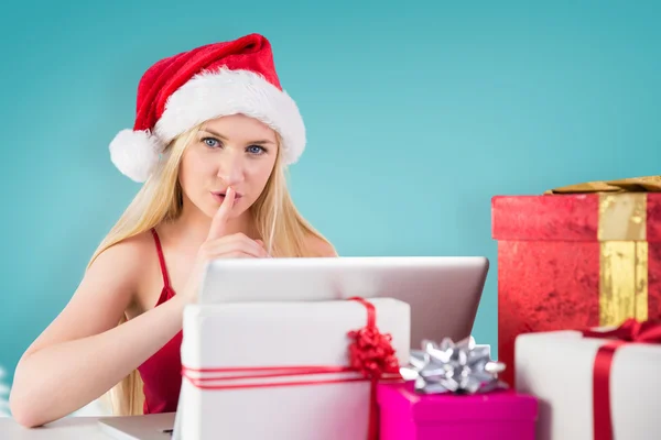 Imagen compuesta de compras rubias festivas en línea con el ordenador portátil — Foto de Stock