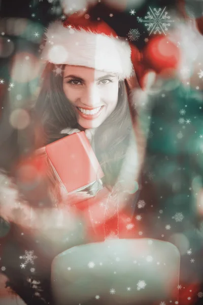 Prezent świąteczny brunetka naciskając na Boże Narodzenie — Zdjęcie stockowe