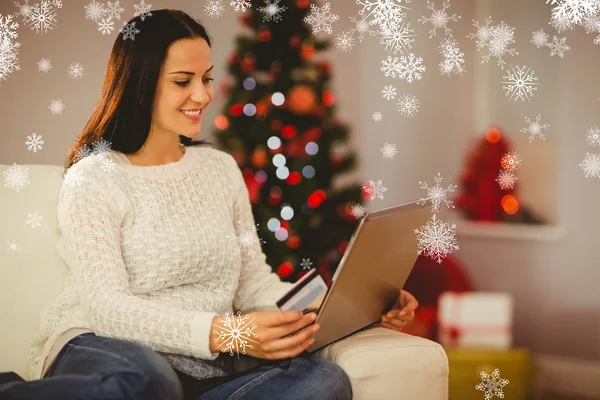 Hübsche Brünette shoppt zu Weihnachten online — Stockfoto