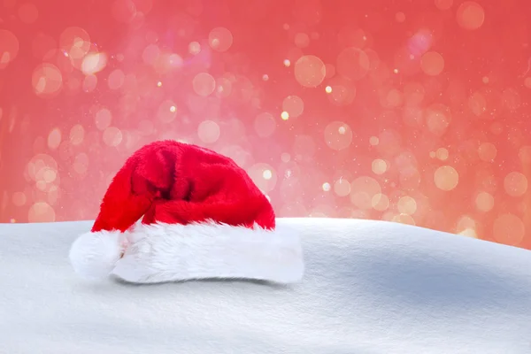 Cappello di Babbo Natale sulla neve — Foto Stock