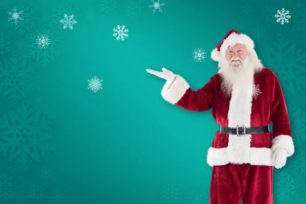 Санта-Клаус что-то показывает на камеру — стоковое фото