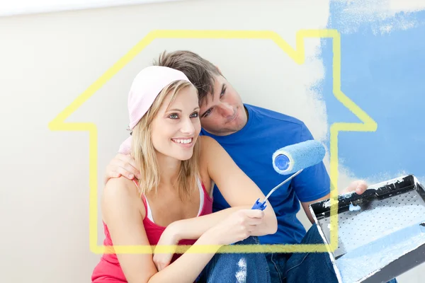 Pareja cariñosa pintando una habitación — Foto de Stock