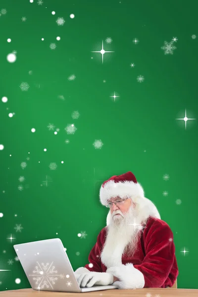 Santa surft op internet — Stockfoto