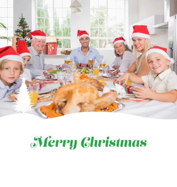 Famiglia intorno al tavolo da pranzo — Foto Stock