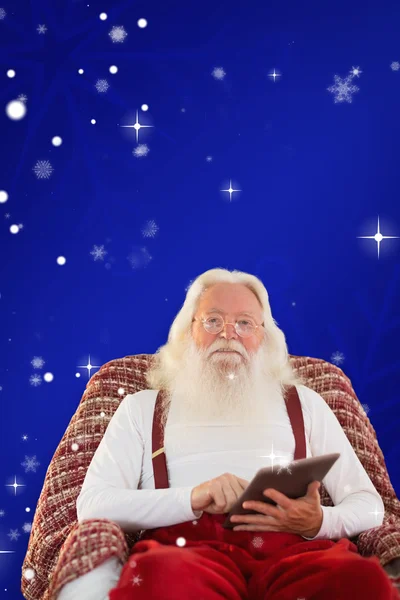 Babbo Natale sorridente utilizzando tablet — Foto Stock