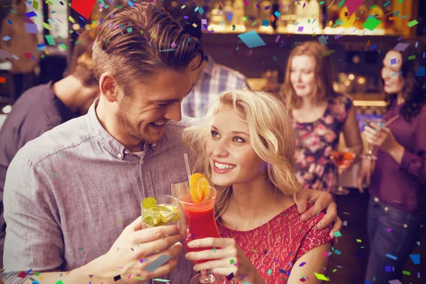 Gelukkige paar cocktails drinken samen — Stockfoto